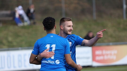 Für Alex Auer (rechts, beim Jubel mit Mo Alhaj), den zuletzt treffsicheren Stürmer des FC Emmelshausen-Karbach II, ist die Saiso