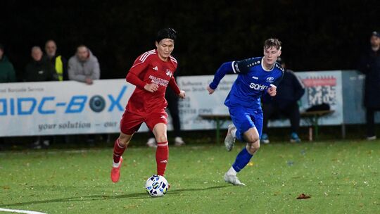 In der Hinrunde behielten Masaya Omotezako am Ball und die SG Hundsangen knapp die Oberhand gegen die SF Höhr-Grenzhausen um Phi