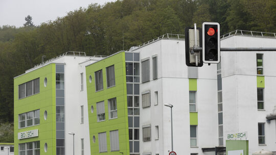 Die Ampel steht auf rot: Biontech will seine Labore in Idar-Oberstein Ende 2027 schließen. 440 Mitarbeiter verlieren dann ihre J