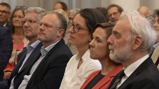 Reichlich Prominenz bei der Vergabe des Titels "Museum des Monats": (von rechts) Staatsekretär Hardeck, Museumsdirektorin Stein,