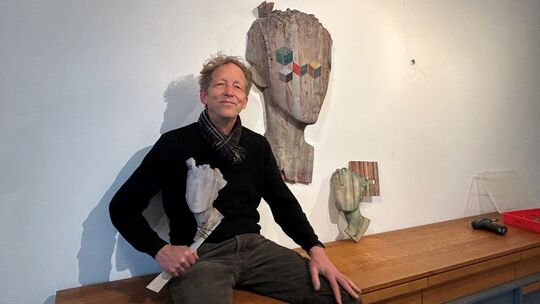 Zwischen Skulptur und Malerei bewegen sich jene hölzernen Gesichter, die Reinhard Voss teils in jahrelangen Prozessen bei stetig