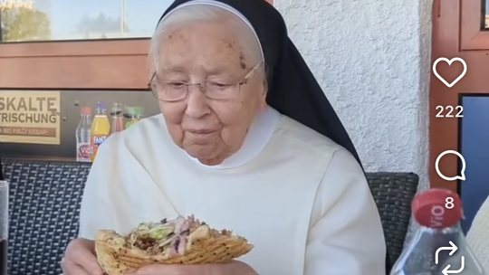 Der Ausschnitt aus dem Instagram-Video zeigt Schwester Irmingard, wie sie zum ersten Mal in einen Döner beißt.