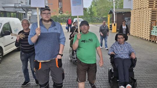 Beschäftigte der Rhein-Mosel-Werkstatt Koblenz fordern mehr gesellschaftliche Teilhabe.