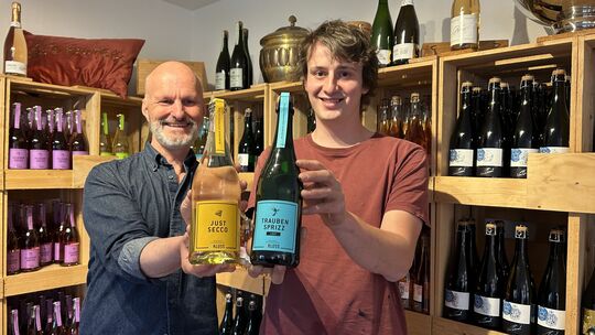 Christian Kloss (links) und Philipp Klumpp sind stolz auf ihre Schaumweine: Mit dem blauen Etikett werden sie den entalkoholisie