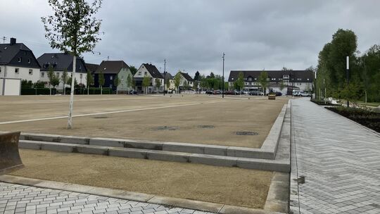 Barrierfreier Weg Nummer Eins: Im hinteren linken Teil des ZOB führt dieser Weg parallel zum Stillbach in die stufenlose Mitte d
