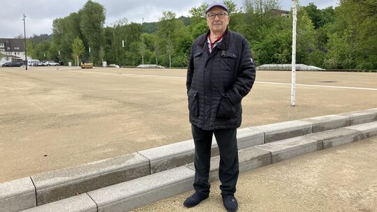 Die Stufen rund um den Festplatz des Talweiherplatzes in Birkenfeld sind ein Hindernis für behinderte Menschen, sagt der Behinde
