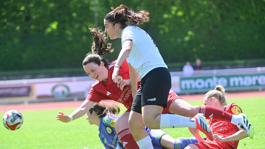 SC 13 Bad Neuenahrs Berna Tokmak (weißes Trikot) trifft zum 3:0 gegen den FC Urbar. Gegen die Reserve aus Andernach soll es ähnl