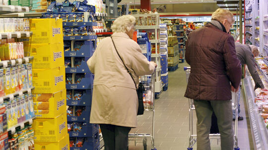 Zwei Senioren gehen in einem Supermarkt einkaufen. In Bad Kreuznachs Partnerstadt Neuruppin bekommen sie in einem Geschäft zehn
