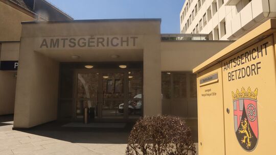 Ein 19-Jähriger ist zu 100 Sozialstunden verurteilt worden. Bei einer Polizeikontrolle hat er mit seinem Moped die Flucht ergrif