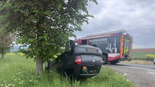 Mit seinem Kleinwagen überschlug sich am Donnerstagmittag ein Mann, der leicht verletzt ins Krankenhaus gebracht werden musste.