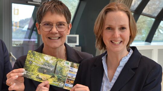 Auch Staatssekretärin Petra Dick-Walter (links) aus dem rheinland-pfälzischen Wirtschaftsministerium und Jennifer Siebert, kommi
