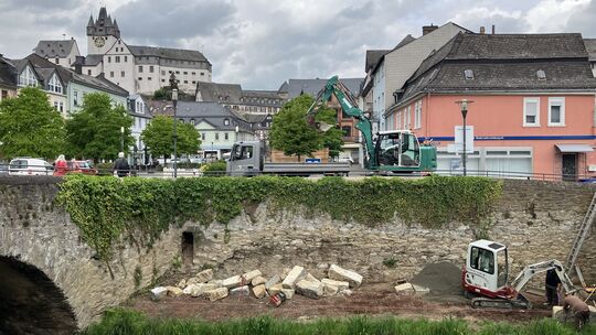 Bagger und Natursteine: Die Firma Gartenbau Heiko Grünewald hat nun mit Mauer- und Oberflächenarbeiten am Aarufer des Marktplatz