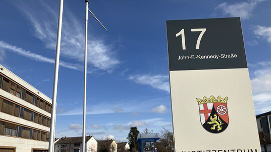 Ein 58-Jähriger aus der VG Herrstein-Rhaunen muss 1080 Euro Geldstrafe zahlen, weil er eine Nazi-Parole in Textbeiträgen auf sei