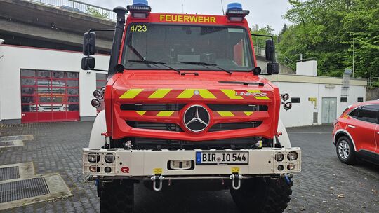 Hoch und breit präsentiert sich der neue Unimog, der speziell zur Waldbrandbekämpfung für die Feuerwache Idar-Oberstein angescha