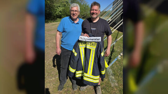 Jetzt ist die Amtsübergabe komplett: Der da schon nicht mehr amtierende VG-Bürgermeister Uwe Weber (links) überraschte seinen Na