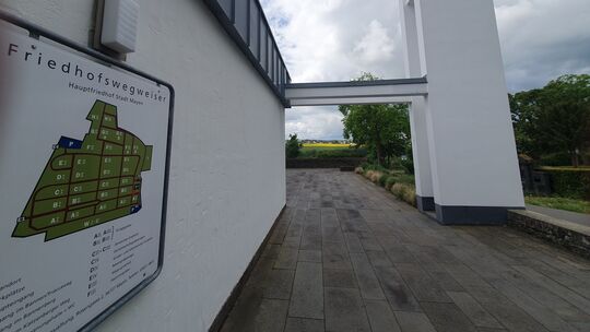 An der Verabschiedungshalle treiben Unbekannte und teils Nichtsesshafte offenbar ihr Unwesen. Die Stadt hat jetzt reagiert.