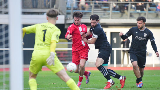 Kann der VfB Linz mit Torwart Tyron Wielpütz (links) und Kapitän Niklas Klein sowie Meris Siljkovic (rechts) den Ahrweiler BC um