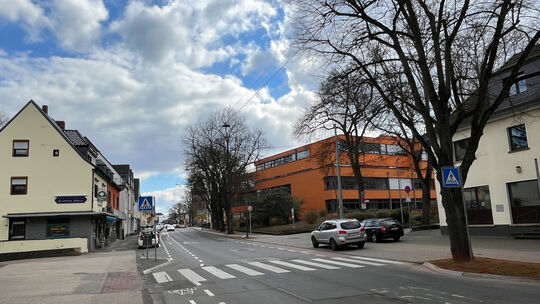 Der Fußgängerüberweg am Andernacher Schulzentrum wird im Zuge des Ausbaus der Breiten Straße umgestaltet: Dieser soll künftig üb