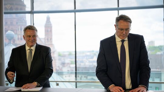 Am Mittwoch unterzeichneten der künftige Ministerpräsident Gordon Schnieder (CDU, links) und Noch-Regierungschef Alexander Schwe