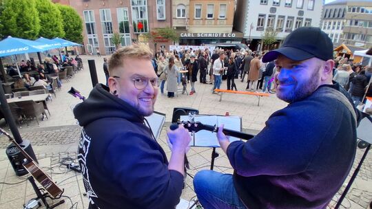 Das Duo „Alles“ sorgte für die musikalische Umrahmung des „After Work“-Auftakts auf dem Schleiferplatz in Idar.