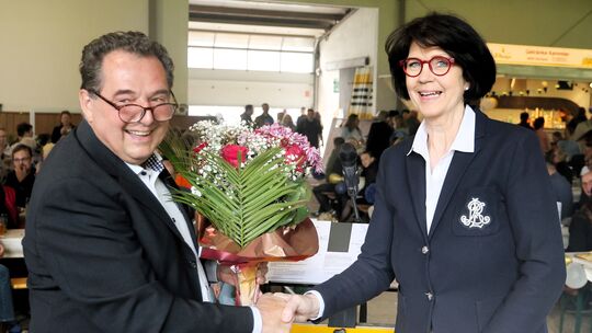 Jutta Spies und der zweite Vorsitzende Helmut Ewenz bei der 50-Jahr-Feier des Reitervereins Kurtscheid.