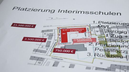 Der rote, L-förmige Kasten zeigt den Modulbau, in den das Koblenzer Max-von-Laue-Gymnasium einziehen könnte. Die Planungen rund