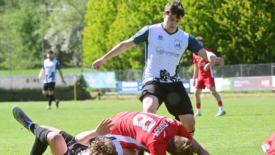 Oberzissens Tobias Höper (stehend) möchte wie sein Verein wieder mit beiden Beinen fest in der Bezirksliga stehen.