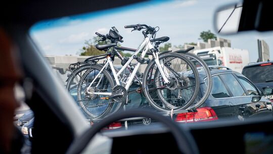 Ein Auto mit Fahrradträger am Heck