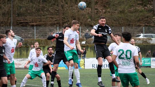 Die Mülheimer Reserve (weiße Trikots, hier im Spiel gegen Mayen), möchte gegen Oberwinter den nächsten Erfolg einfahren.