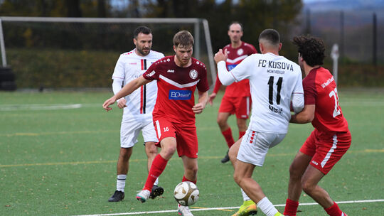 Im Hinspiel unterlag die SG Lautzert-Oberdreis/Berod-Wahlrod (in Rot) mit 1:4 beim FC Kosova Montabaur (in Weiß).