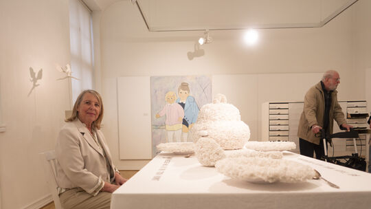 Doris Lenz hat in einer der Installationen Platz genommen. Die Künstlerin bietet auch Führungen durch die Ausstellung speziell f