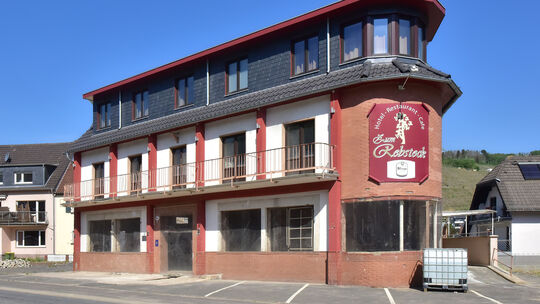 In dem ehemaligen Hotel "Zum Rebstock" in Dernau findet sich heute das Gasthaus "Sepp", das seine Gäste mit deutscher und österr