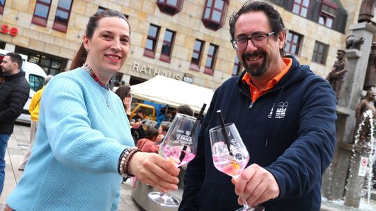Sind mit der Resonanz des Feierabendmarkts zufrieden: die Organisatoren Iris Prencipe von "Wir sind Kreuznach" und Michael Fluhr