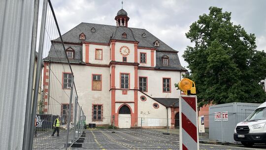 Der Platz vor dem ehemaligen Mittelrhein-Museum ist mit dicken Gummimatten geschützt. Die Bauarbeiten sollen bald losgehen.