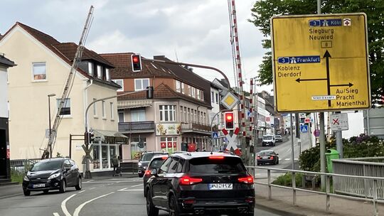 Der B8-Bahnübergang wird von vielen Fahrzeugen frequentiert. Gerade bei geschlossenen Bahnschranken staut sich der Verkehr an de