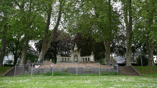 Ab dem 12. Mai wird damit begonnen, den historischen Balkon vor dem Koblenzer Kaiserin-Augusta-Denkmal zwei Meter in Richtung Rh