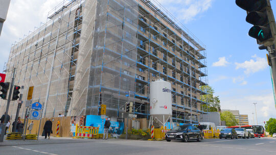 An der Ecke Löhrstraße/Pfuhlgasse entsteht das große Gebäude, in dem unter anderem das Motel One beherbergt sein wird.
