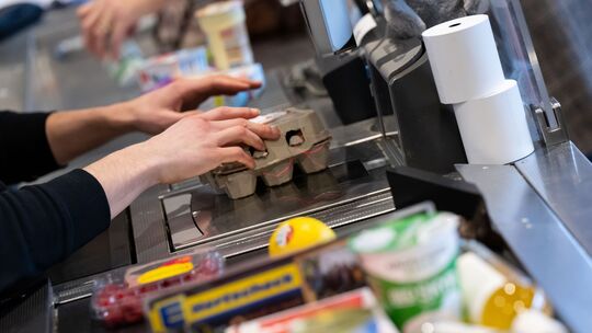 Bezahlen an der Supermarktkasse: Es gibt deutliche regionale Unterschiede, wie viel Ware die Menschen auf das Band legen können.