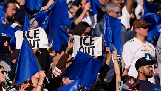 Football-Fans protestieren gegen ICE Football-Fans protestieren gegen ICE