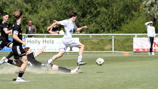 Beim 2:1 gegen Homburg waren Kevin Kirillov (weißes Trikot) und die Wirgeser A-Jugend nicht zu bremsen. Jetzt will die EGC gegen