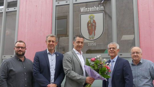 Oberbürgermeister Emanuel Letz (Mitte) verabschiedete Mirko
Kohl (2. von links) und vereidigte Rainer Winkels (2. von rechts) in