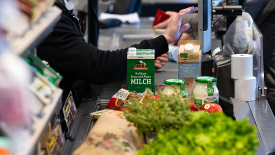 Bezahlen an der Supermarktkasse: Es gibt deutliche regionale Unterschiede, wie viel Ware die Menschen auf das Band legen können.