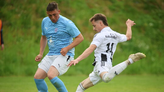 Ein Fernduell im Abstiegskampf liefern sich Calvin Schindler mit seinem FSV Blau-Weiss Idar-Oberstein (links) und Florian Borr m