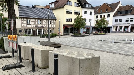 Derzeit gibt es abnehmbare Poller in der Innenstadt von Altenkirchen. Dahinter sind auch die Terrorsperren, die anlässlich des S