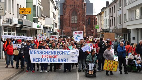 Kein Durchkommen auf der Bad Kreuznacher Salinenstraße: Zahlreiche Demonstranten mit und ohne Beeinträchtigung machten im Rahmen