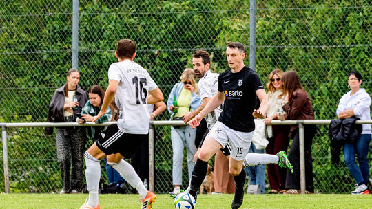 Die SG Urbar/Werlau (schwarzes Trikot, mit Florian Stoffel) machte beim 3:1 in Waldesch (Mitte der Ex-Emmelshausener Stefan Preu