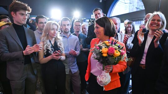 Daniela Schmitt (FDP), Spitzenkandidatin ihrer Partei, steht am Abend der Landtagswahl mit Anhängern der FDP bei der Wahlparty d