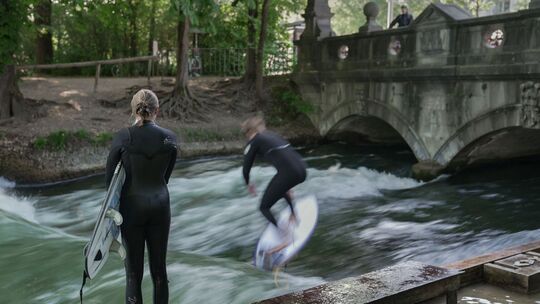 Surfer an der Eisbachwelle in München