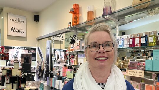 Silvia Happ betreibt in Boppard eine Parfümerie. Dafür pendelt sie von Kamp-Bornhofen rüber auf die linke Rheinseite.