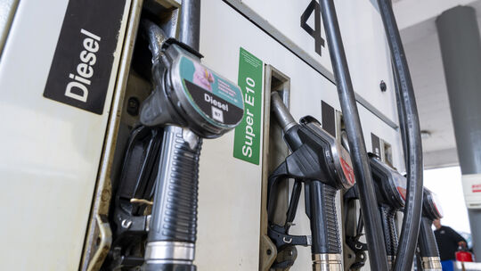 Der ADAC bezeichnete den April 2026 als den teuersten Tankmonat aller Zeiten, denn hier kostete der Liter Super E10 im Durchschn